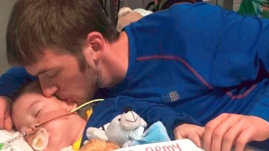El conmovedor mensaje del padre de Alfie Evans tras la muerte de su hijo