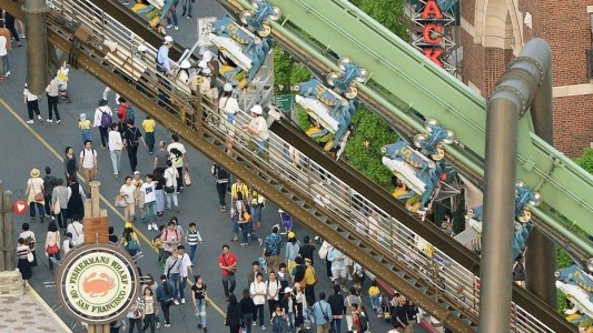 Japón: 64 pasajeros estuvieron atrapados boca abajo durante 2 horas en una montaña rusa