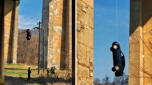 ¿La peor broma? Apareció un auto colgado de un puente