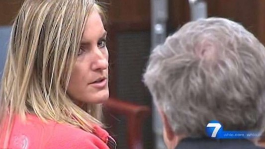 Una profesora tuvo sexo con un alumno de 14 años en el aula hasta que fue interrumpida por el director