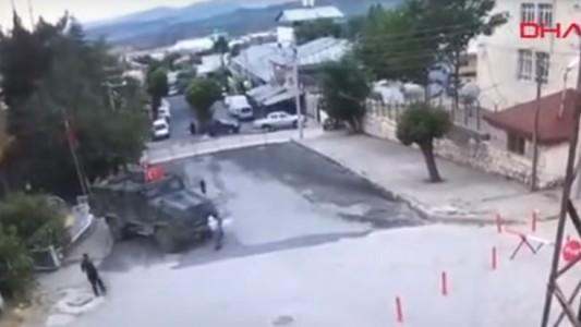 Fuerte video: anciana kurda murió al pasarle por encima un blindado turco