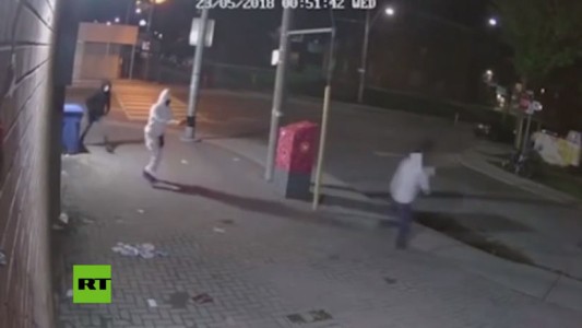 Video terrible: lo asaltan y se salva de morir porque al ladrón se le traba el arma