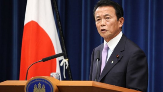 Ministro japonés devolverá el sueldo de un año por manipulación de datos en su organismo