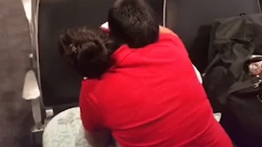 El emotivo reencuentro de una madre y su hijo separados en la frontera de EE.UU.