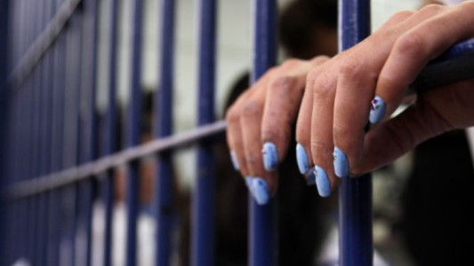 El Salvador conmuta pena a mujer que pasó casi dos décadas presa por un aborto