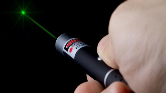 Un nene 9 años jugaba con un puntero láser y perdió la visión en un ojo