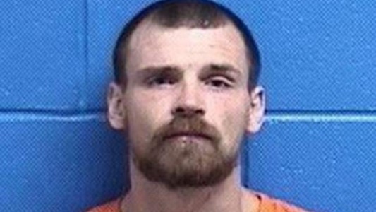 Un hombre enterró vivo a su hijo de 5 meses: lo rescató la policía vivo 9 horas después