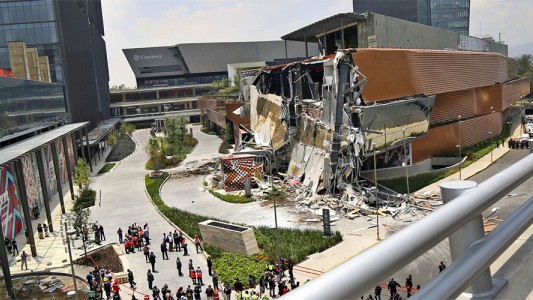 Las impactantes imágenes del derrumbe en un centro comercial de México
