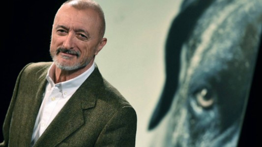 Arturo Pérez-Reverte dejará la RAE si la Constitución española usa lenguaje inclusivo