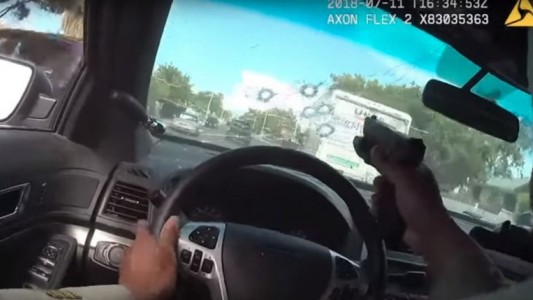 Video escalofriante: un policía dispara a través del parabrisas en una persecución en pleno centro de Las Vegas