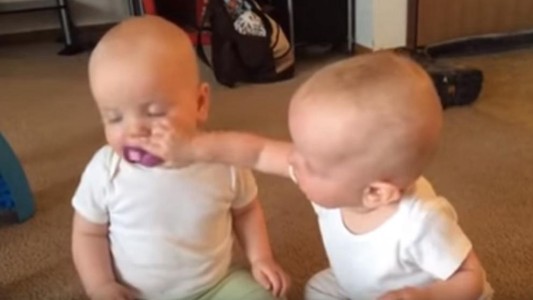 Las gemelas bebés que se pelean por el chupete