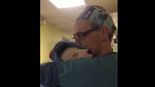 Emocionante: un veterinario y su tierna reacción después de operar un perrito