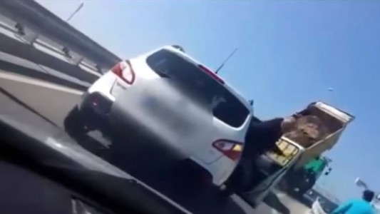 Video: camionero se enojó con un automovilista y bloqueó la autopista con tierra