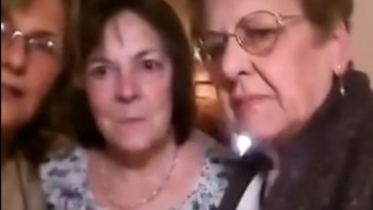 #EsViral El video de las amigas que intentan tomarse una selfie