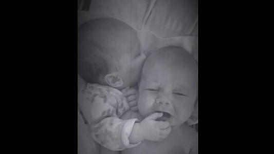 Video tierno: un bebé le da su pulgar a su gemelo para que se calme