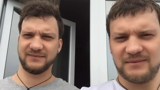 La divertida reacción de dos hermanos gemelos al intercambiar sus rostros