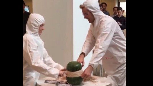 #EsViral: ¿cómo explotar una sandía con banditas elásticas?