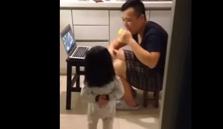 #EsViral "Papi, ¿quieres una taza de té?"