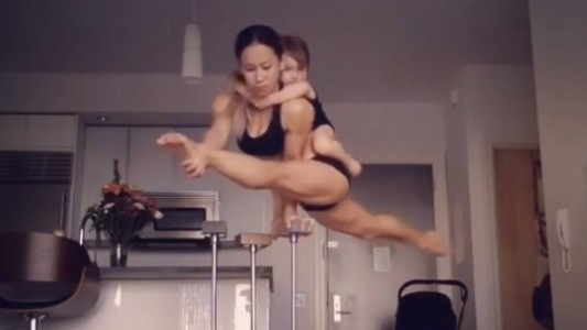 Video: así practica una integrante del Cirque du Soleil con su hija en la espalda