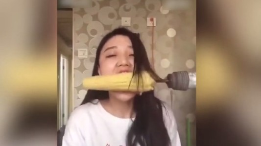 Video: quiso hacer la prueba del choclo y quedó pelada