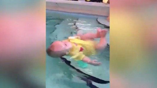 Video polémico: una madre dejó a su beba sola en el agua para que aprenda a nadar