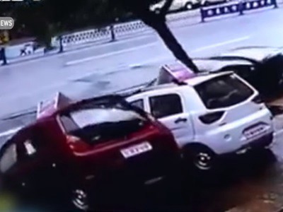 #EsViral La tierra se traga cuatro autos en un estacionamiento