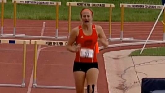 Video: con el tendón de aquiles roto, decidió terminar la carrera de 400 metros con vallas