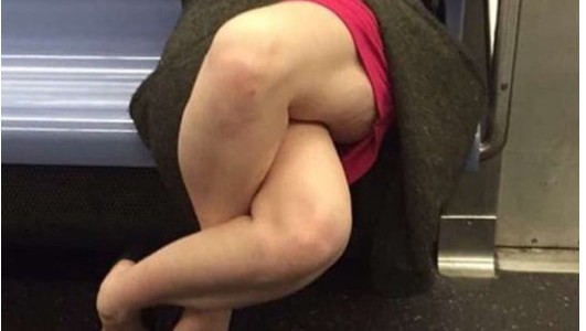#FotoViral : ¿cómo hace esta mujer para cruzar las piernas así?