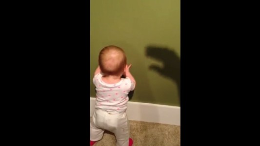 #EsViral El video del niño y la sombra que genera adicción