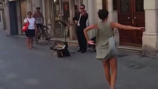 El improvisado baile de una adolescente palestina que sorprendió a todos