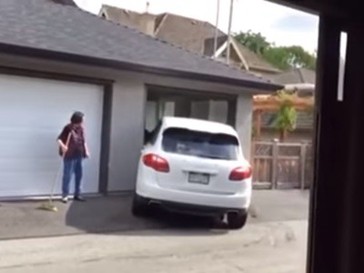 #EsViral Sacó el auto, chocó, pero no pudo esconderlo