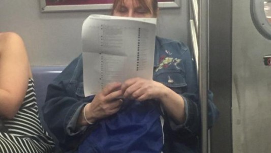 La mujer que lee Facebook en papel y se volvió viral