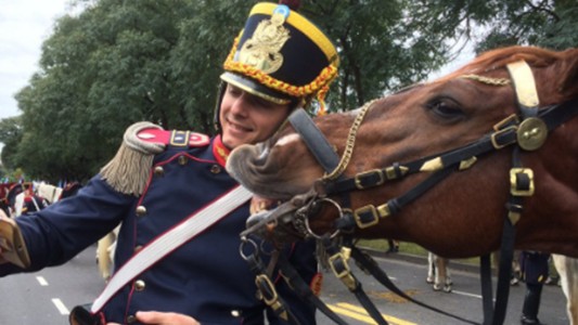 La selfie de una chica en el baño que se volvió viral por un extraño detalle