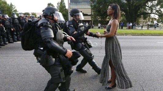 EE.UU.: ¿quién es la mujer que se volvió ícono de las protestas contra la violencia racial?