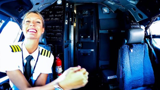 La joven piloto sueca que causa furor en Instagram