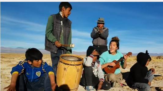 Un cover del tema "Picky" en plena puna jujeña se hizo viral