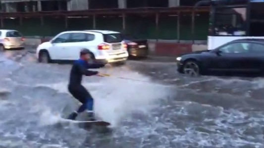 Video: esquí acuático en plena calle