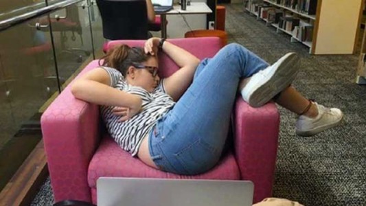 La chica que se convirtió en meme, tras quedarse dormida en la biblioteca