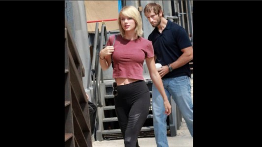 Lo atraparon mirando a Taylor Swift y la imagen se volvió viral