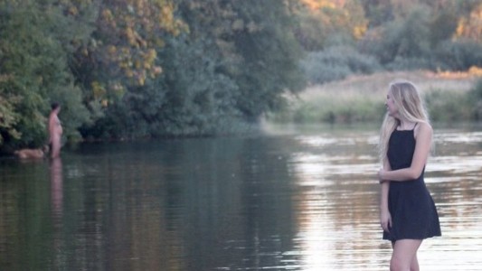 Un hombre desnudo con su perro le arruina las fotos de graduación a esta chica