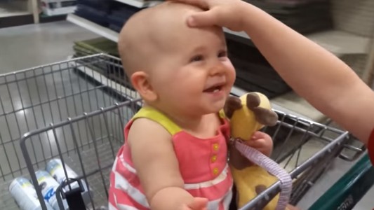 #ViralDeLunes Esta bebita con risa contagiosa y "maléfica" es la nueva preferida de las redes sociales