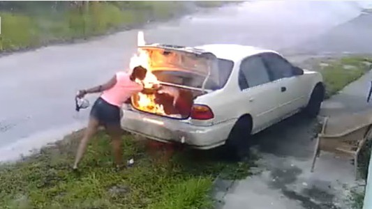 #EsViral Quiso vengarse de su exnovio y quemó el auto equivocado