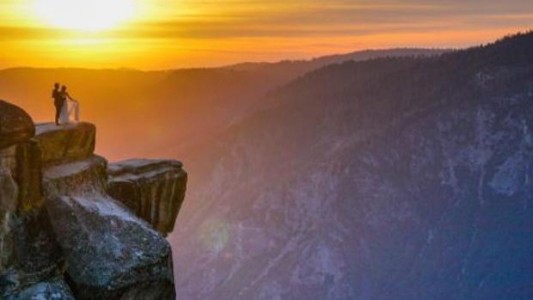 El misterio que reveló un fotógrafo tras captar la imagen de dos desconocidos recién casados