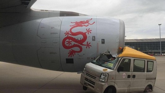 Video: camioneta chocó contra un avión que iba a despegar