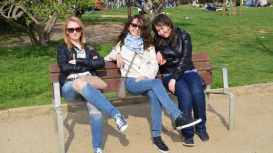 ¿Qué ves de raro en esta imagen de tres mujeres sentadas en un banco de plaza?