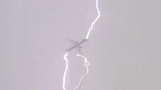El impactante momento en que un rayo atraviesa un avión con pasajeros