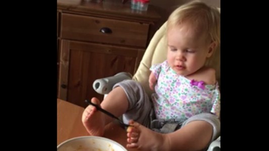 La emotiva historia de la bebé que nació sin brazos y aprendió a comer con sus pies