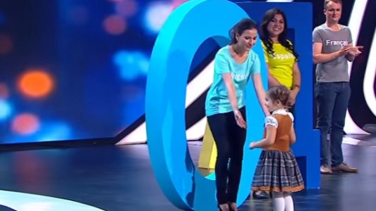 Video: la nena rusa de 4 años que habla siete idiomas y causa furor en la web