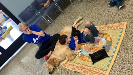 El llanto de una madre al ver a su hijo autista relacionarse con su primer amigo