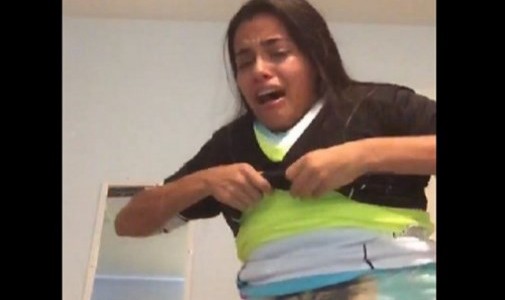 Video: intentó cumplir el desafío de ponerse 100 camisetas y casi muere ahogada